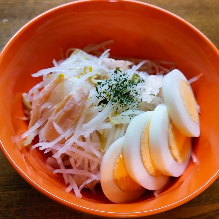 大根ともやしとサラダチキンとゆで卵のサラダ